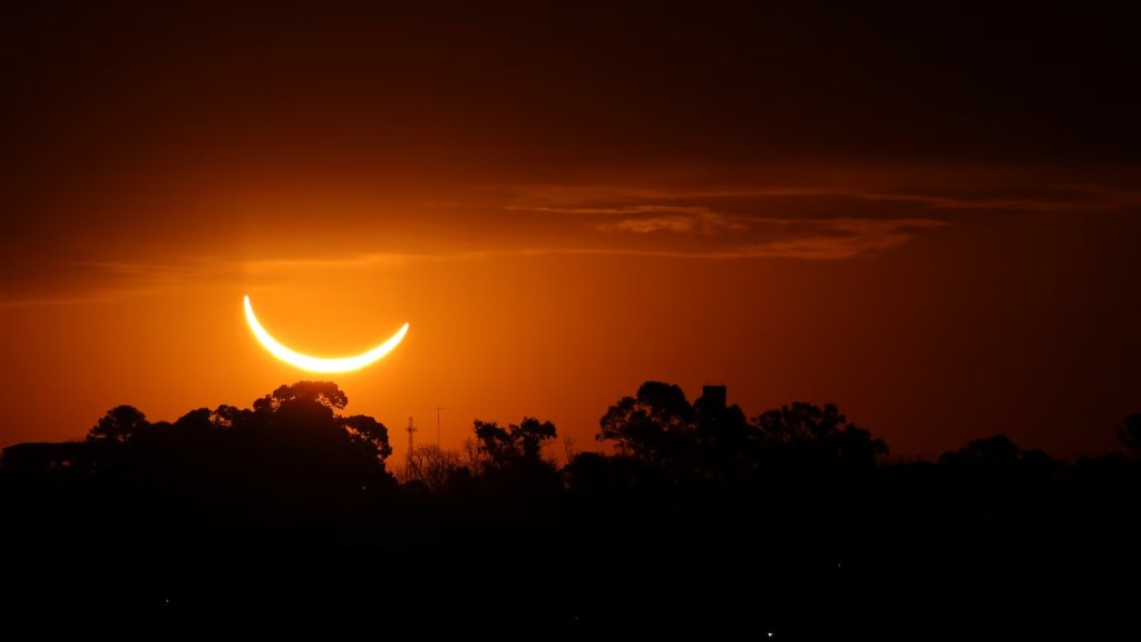 当月亮完全挡住太阳表面时，就会出现日全食现象。美联社