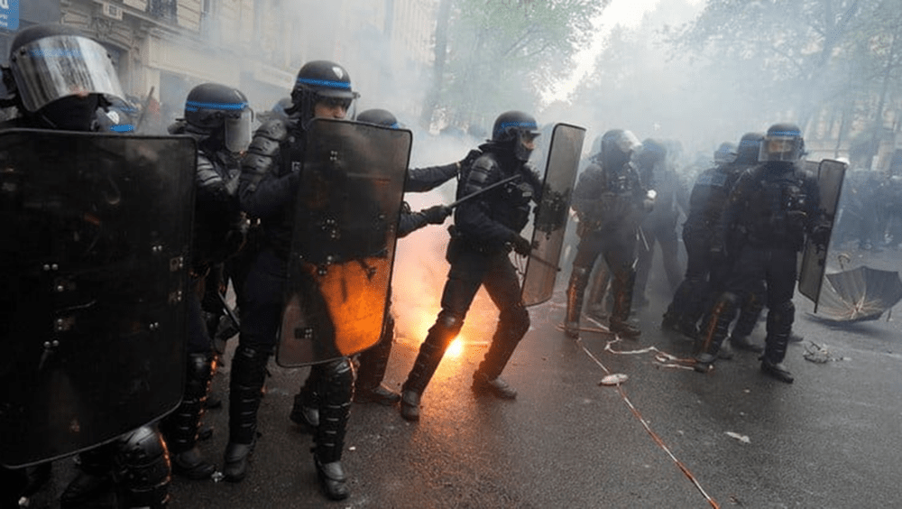 巴黎5.1示威遊行中，示威者掟汽油彃，警察施放催淚彈。AP