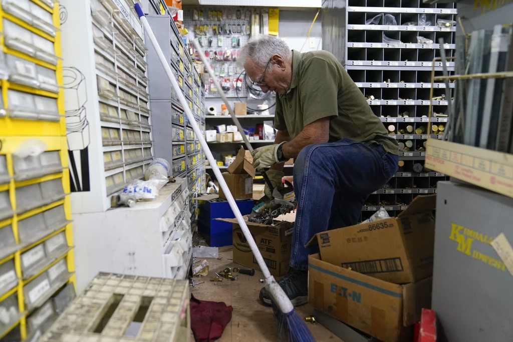 加利福尼亚州里约戴尔发生地震后，民众在一家汽车配件店内进行清理。AP