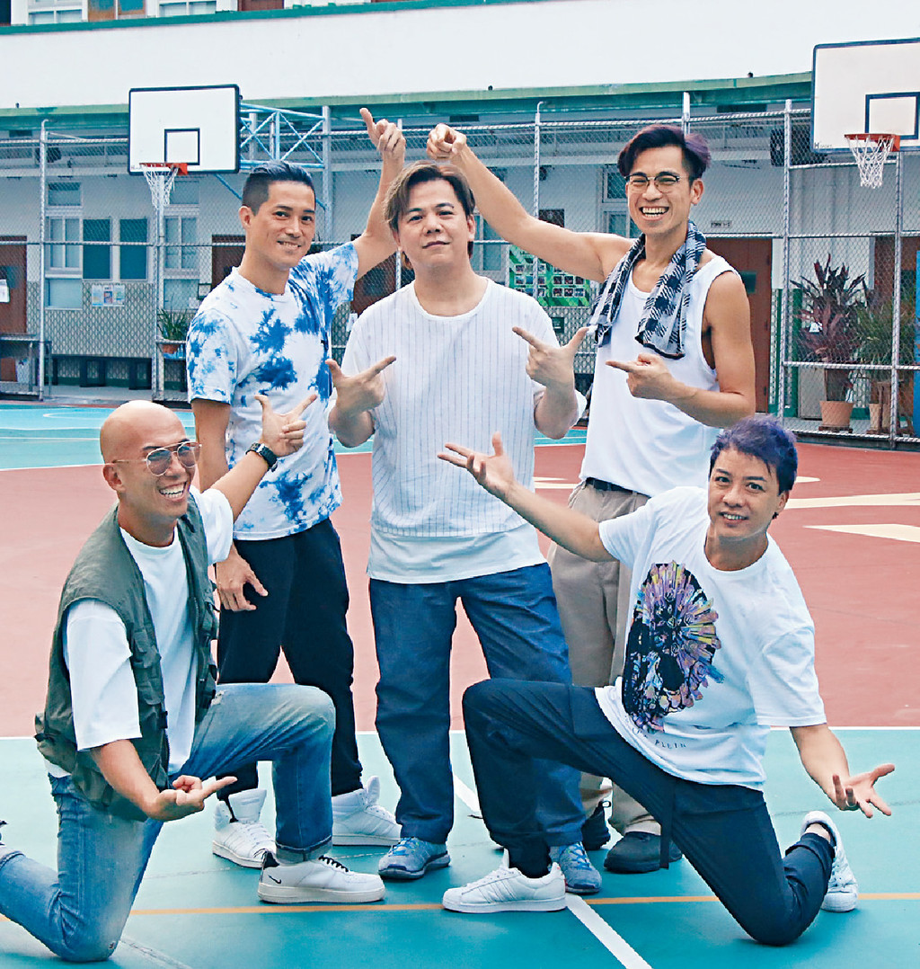 ■EO2去到伍仲衡母校操場教他跳舞，笑他手腳唔協調，都係彈琴算啦。
