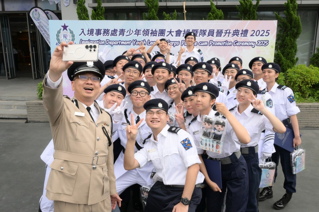 入境處處長郭俊峯與入境事務處青少年領袖團隊員留影。