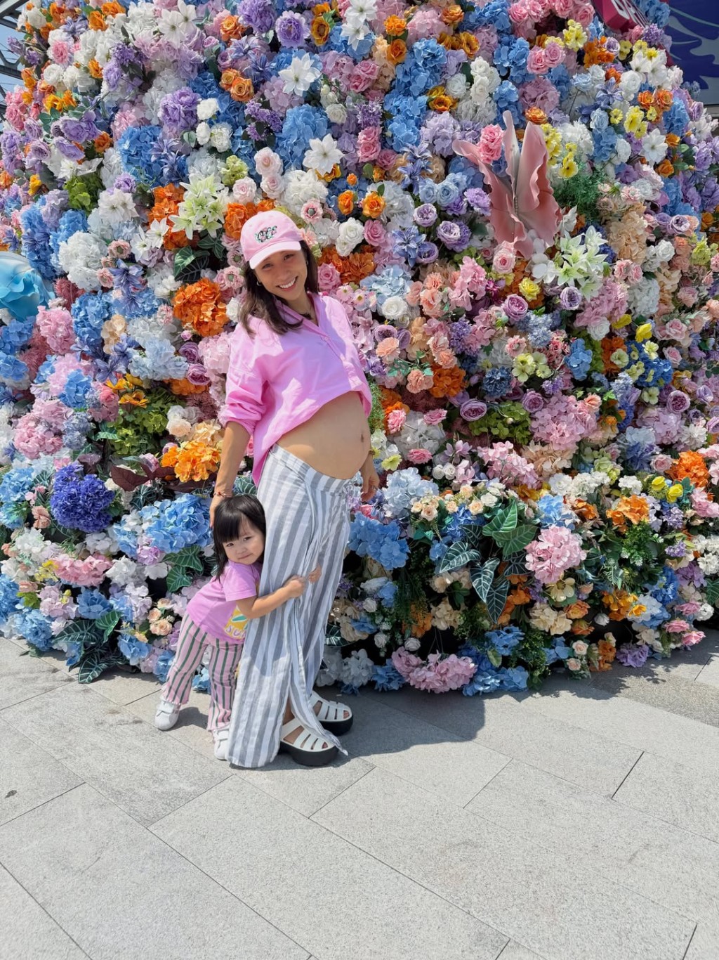 Candace7月初無預警下於Instagram上載一張穿上粉紅色恤衫露出巨肚的孕照。 Candace7月初無預警下於Instagram上載一張穿上粉紅色恤衫露出巨肚的孕照。