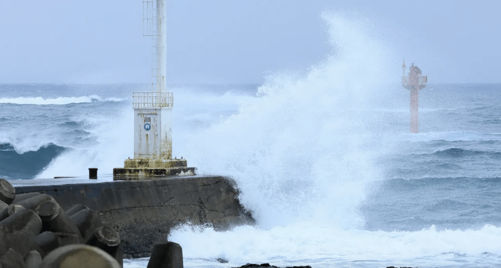 颱風天氣令南韓濟州島西歸浦市的港邊波浪洶湧。路透社