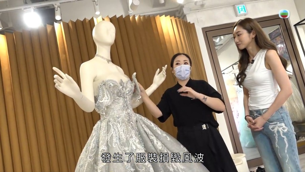 贊助商阿V向《東張西望》主持王嘉慧指出陳列模特兒身上的晚裝破損位置。 贊助商阿V向《東張西望》主持王嘉慧指出陳列模特兒身上的晚裝破損位置。