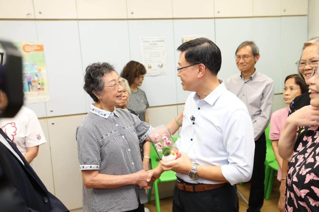 李家超強調,打造長者友善環境和完善安老服務,是特區政府與公私營機構的共同努力方向。李家超FB 李家超強調,打造長者友善環境和完善安老服務,是特區政府與公私營機構的共同努力方向。李家超FB