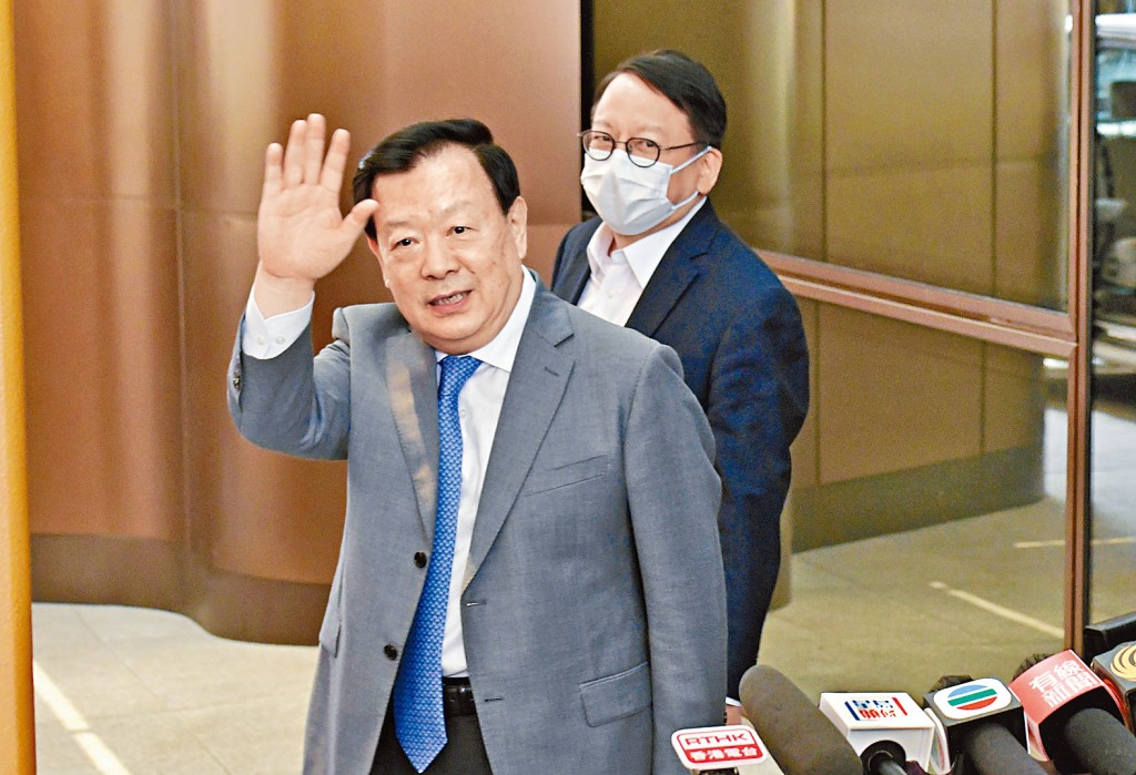 夏寶龍步出機場貴賓室後，向在場傳媒揮手說：「大家好。」