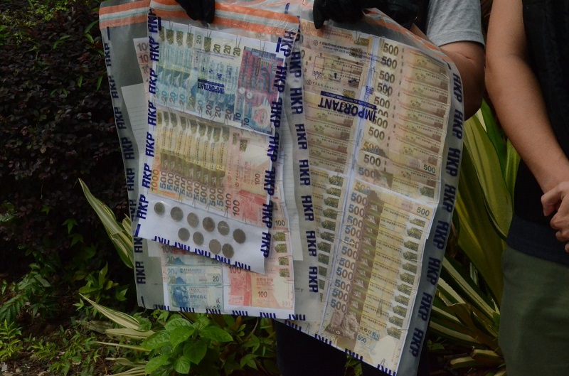 警方搜出部份現金。