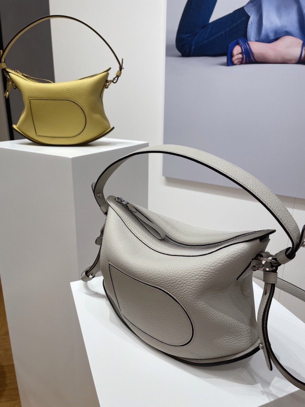 外形更年輕化及易襯的全新Pin Swing，推出不少清新色彩。