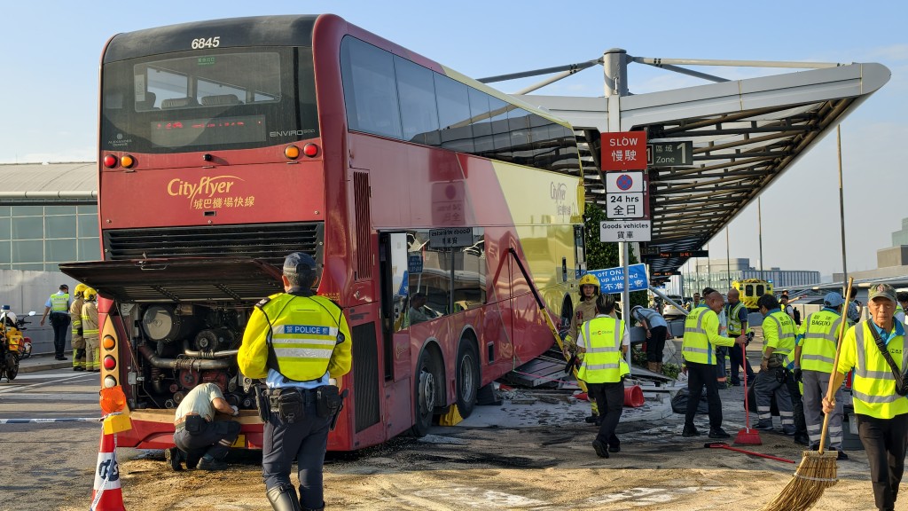現場交通受阻。黃文威攝 現場交通受阻。黃文威攝