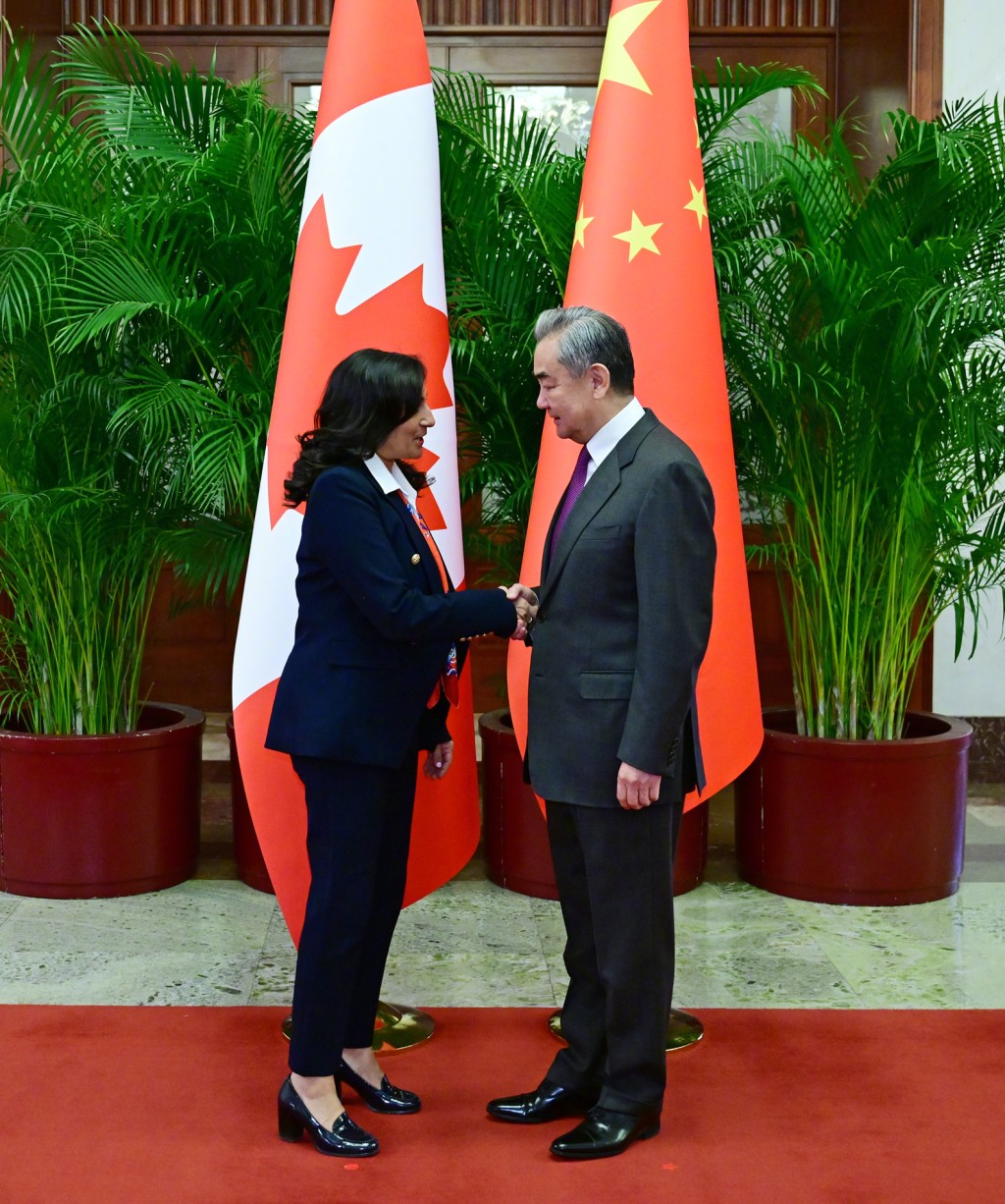 外交部长王毅今日（15日）在北京会见加拿大外长阿南德。 微博＠外交部