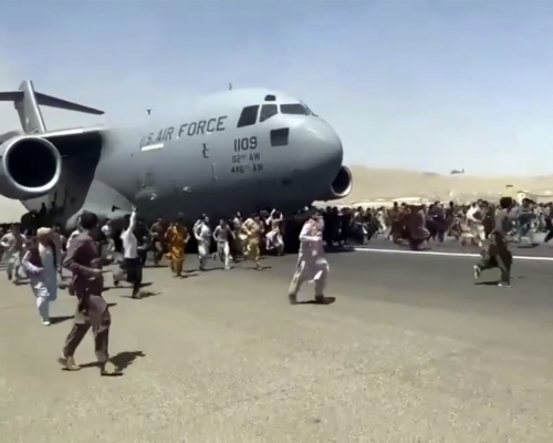 美軍稱C-17運輸機到達多哈的美軍基地後，發現人體殘肢。AP資料圖