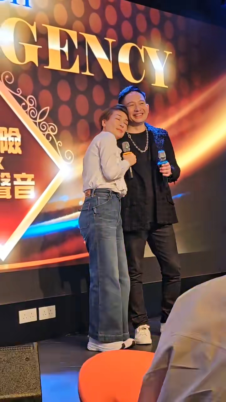 江美儀之後主動將頭部挨向男方。 江美儀之後主動將頭部挨向男方。