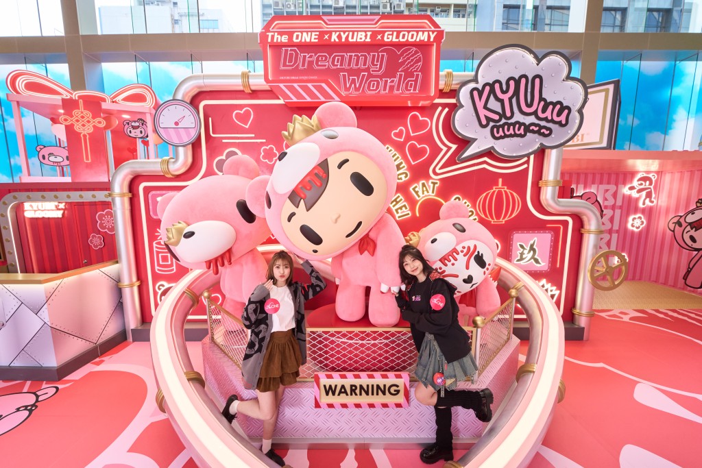 The ONE×KYUBI×Gloomy Dreamy World將玩味工業風結合農曆新年吉祥元素，KYU仔及KYUBI仔披上熊仔裝，與歪着頭的Gloomy一起歡迎大家來到夢幻世界。（圖片來源：The One、皇室堡）