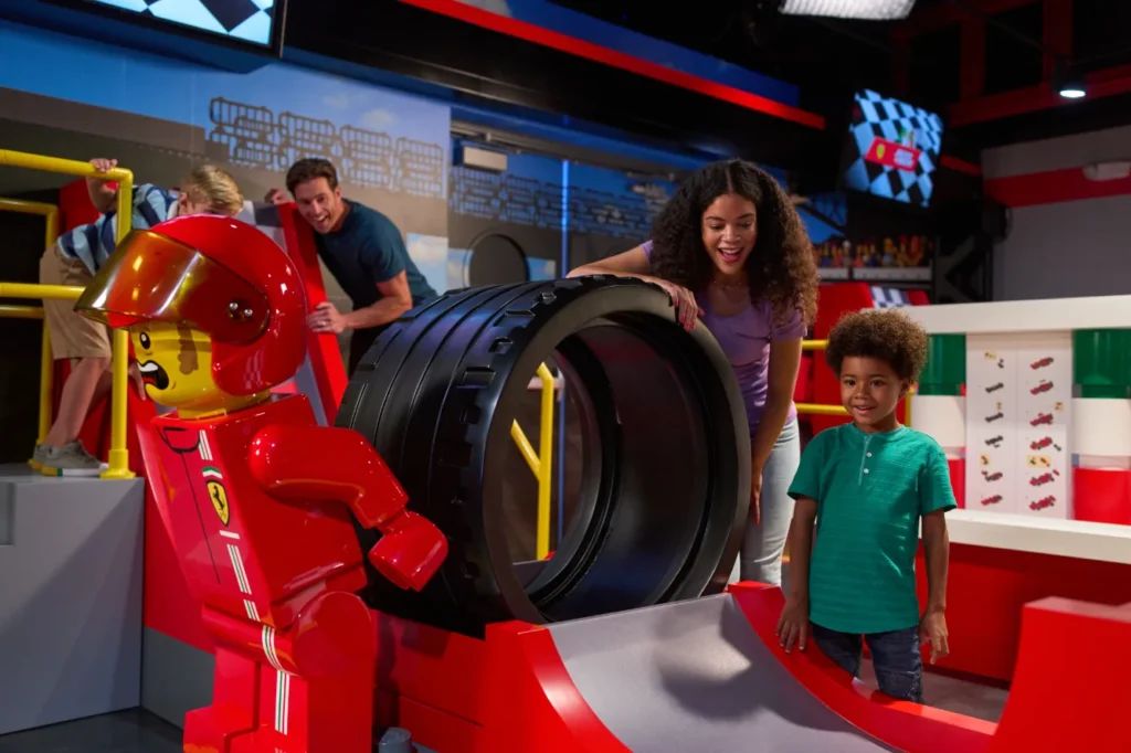 小朋友可在LEGO Ferrari Build & Race身维修站工作人员。
