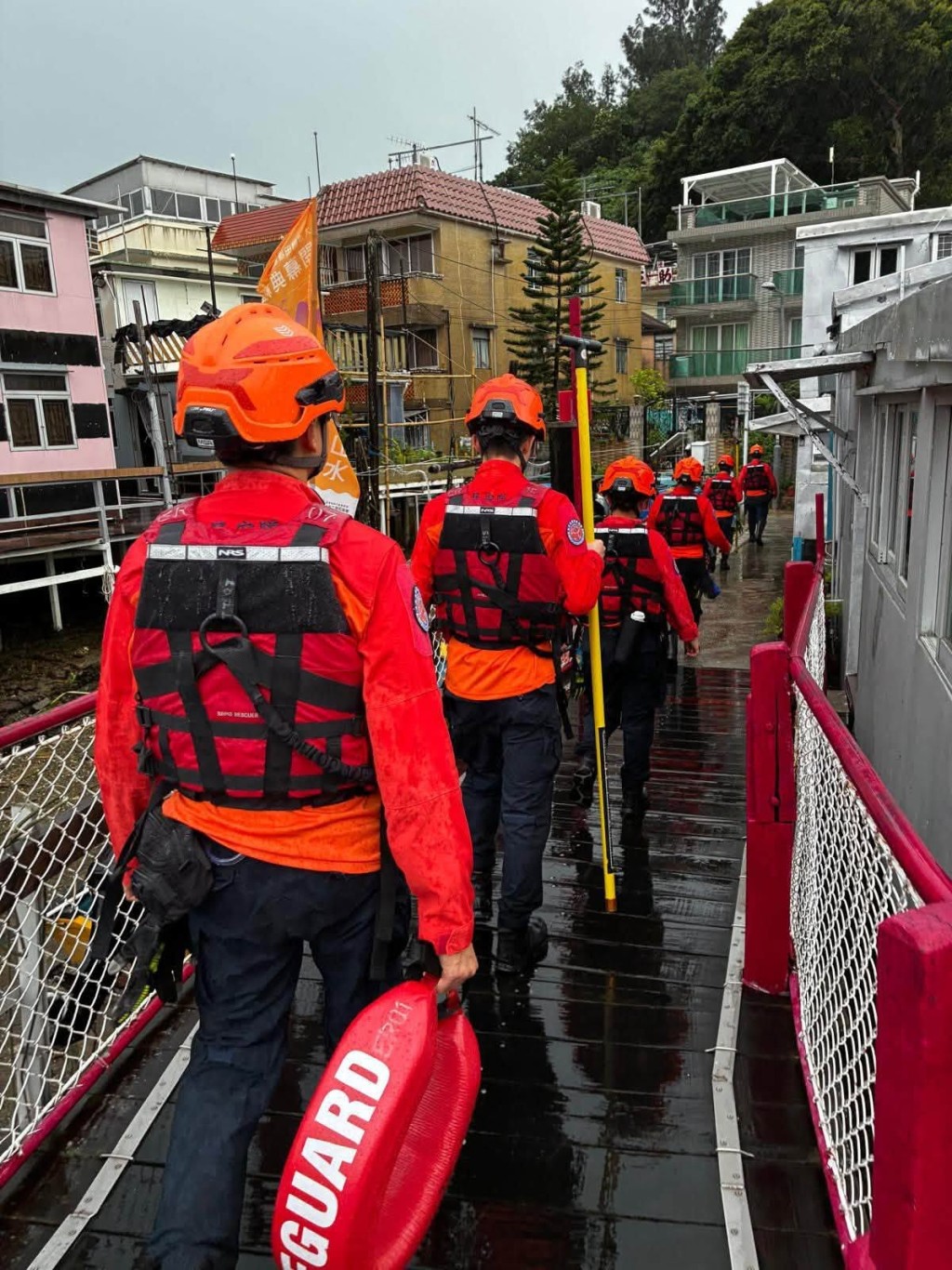 民安隊派員到大澳巡邏,協助居民防風防汛。FB:民安隊 民安隊派員到大澳巡邏,協助居民防風防汛。FB:民安隊