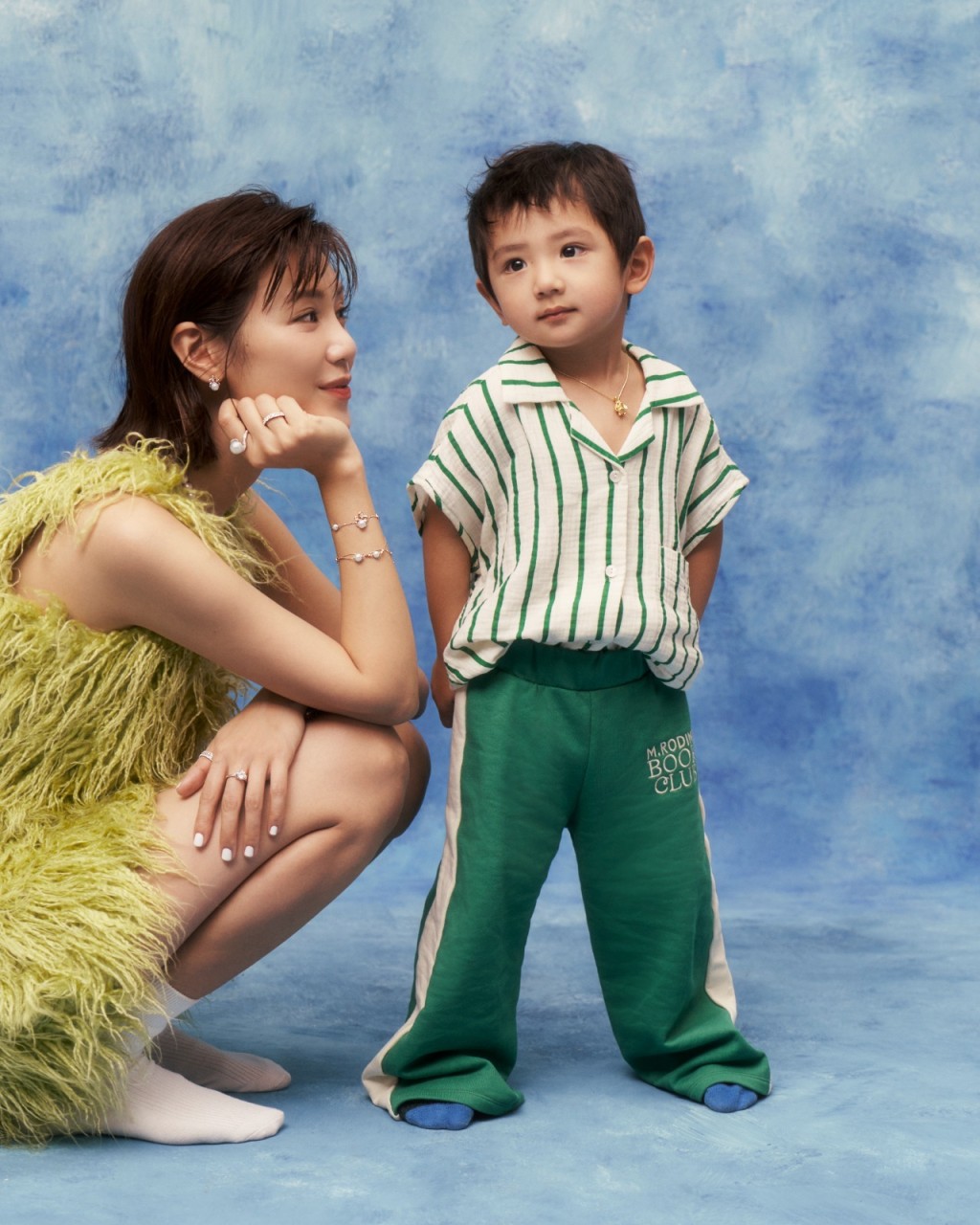 倪晨曦特意與囝囝配襯綠色母子造型，玩味色彩突出珠寶時尚的一面。
