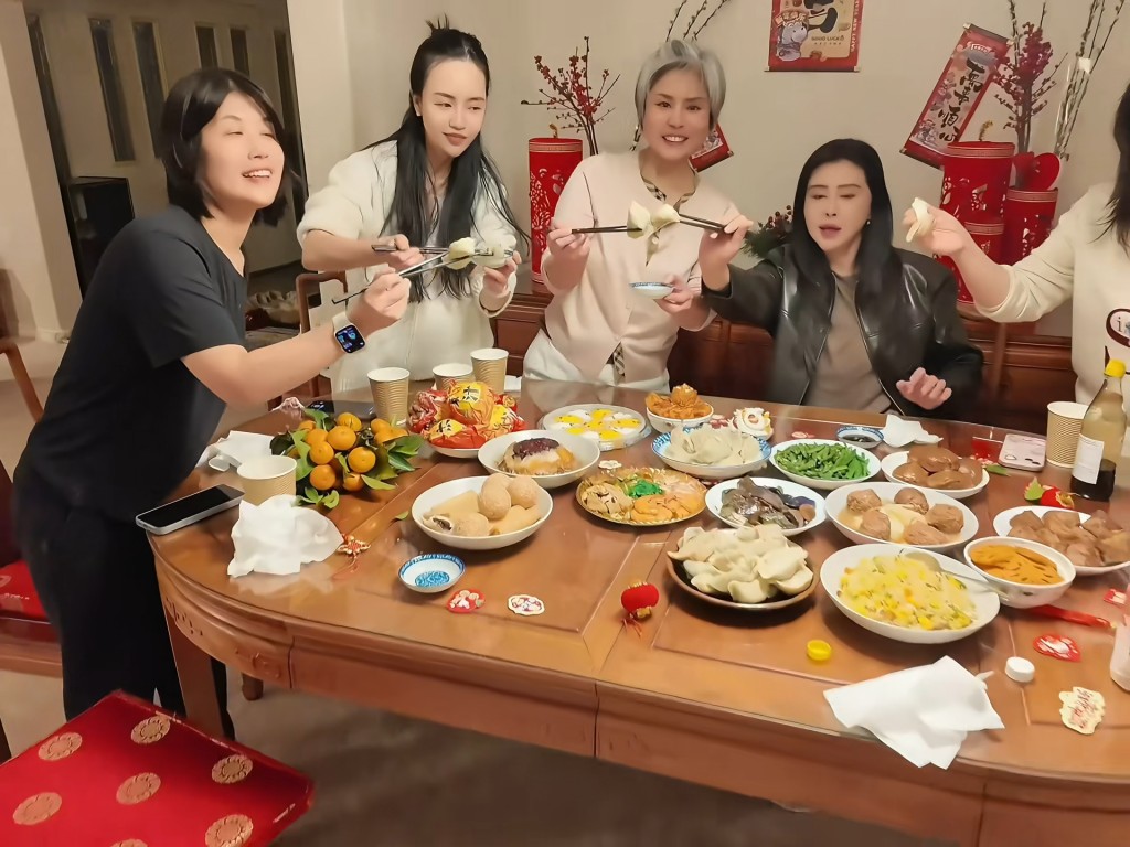 在家中招呼多人都不擠迫。