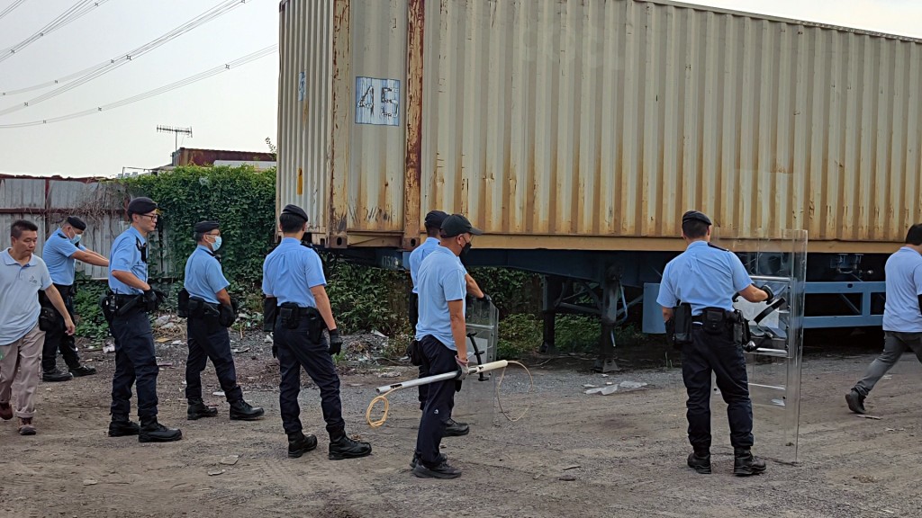當局圍捕一隻無人看管的犬隻無果。黃文威攝 當局圍捕一隻無人看管的犬隻無果。黃文威攝