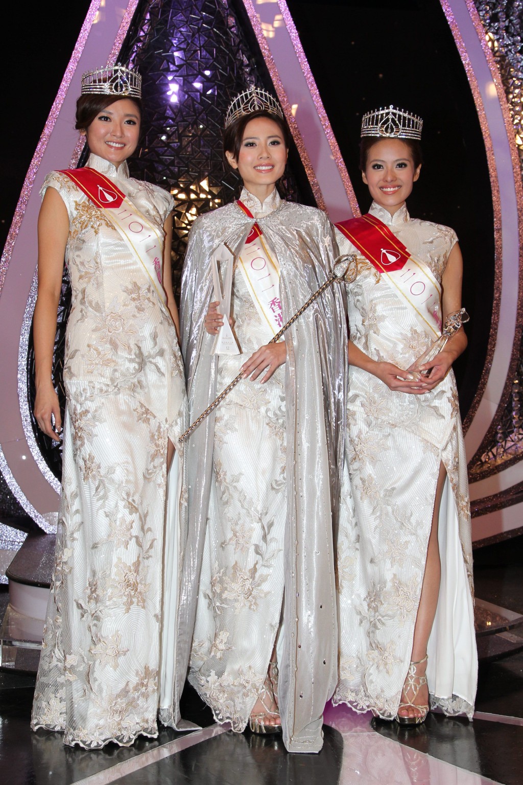 《2011年度香港小姐競選》為冠軍朱晨麗（中）、亞軍14號朱希敏、季軍兼最上鏡小姐許亦妮。