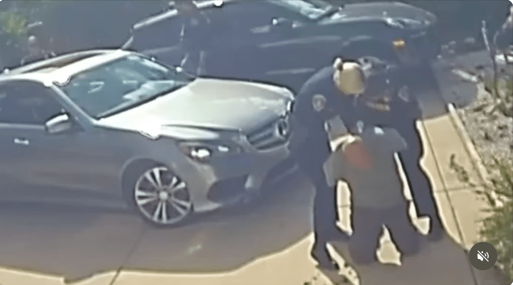 涉案男子察覺警員到場後,企圖從浴室窗口逃走,惟後院早已有警員部署,當場將他拘捕。 涉案男子察覺警員到場後,企圖從浴室窗口逃走,惟後院早已有警員部署,當場將他拘捕。