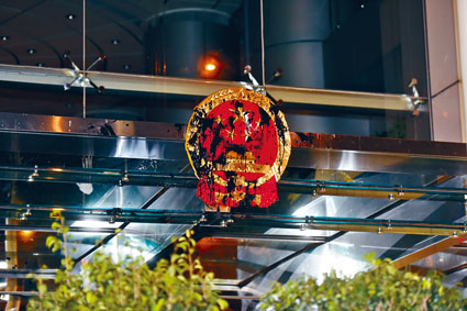 ■中联办大门上的国徽遭涂污。