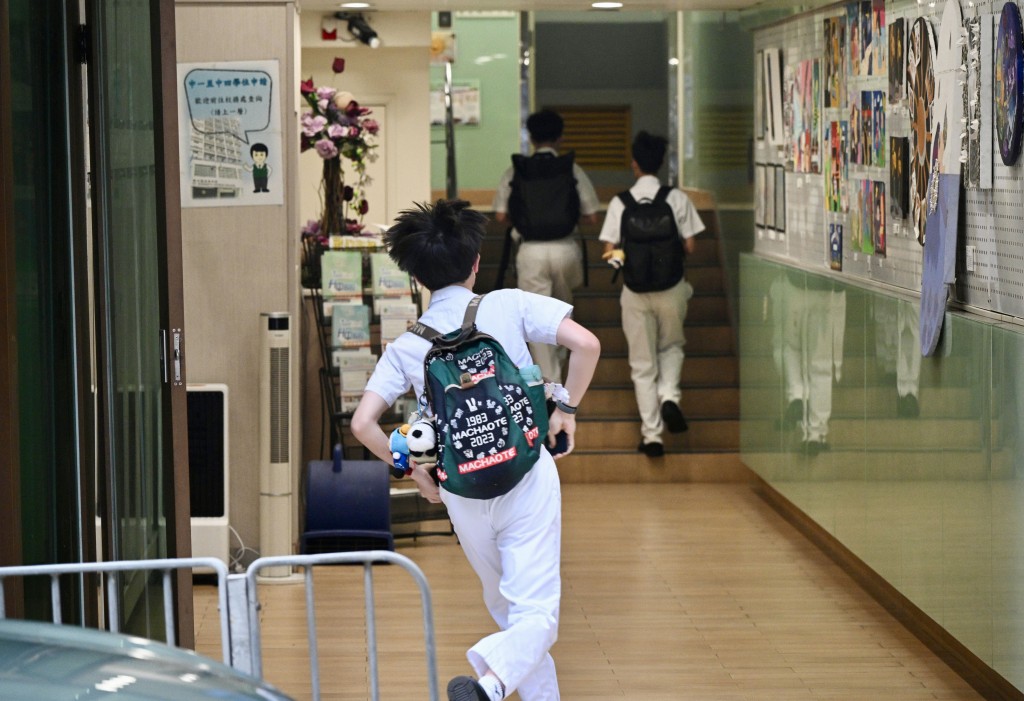 運輸署今日(8月31日)提醒學生,明日開學日的整體交通預計會較繁忙,應預早出行以免延誤。 運輸署今日(8月31日)提醒學生,明日開學日的整體交通預計會較繁忙,應預早出行以免延誤。