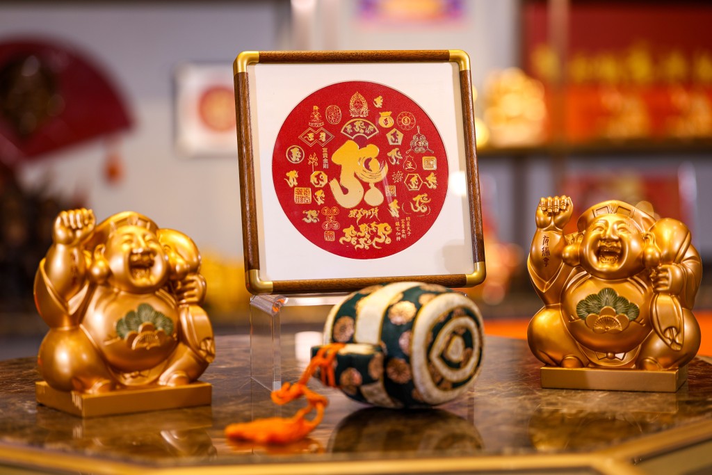 馬年當令財神「笑口大財神」乃大黑天財神、惠比壽及招財貓「三合體」的財神，抱個財神回家，財富有揸拿！