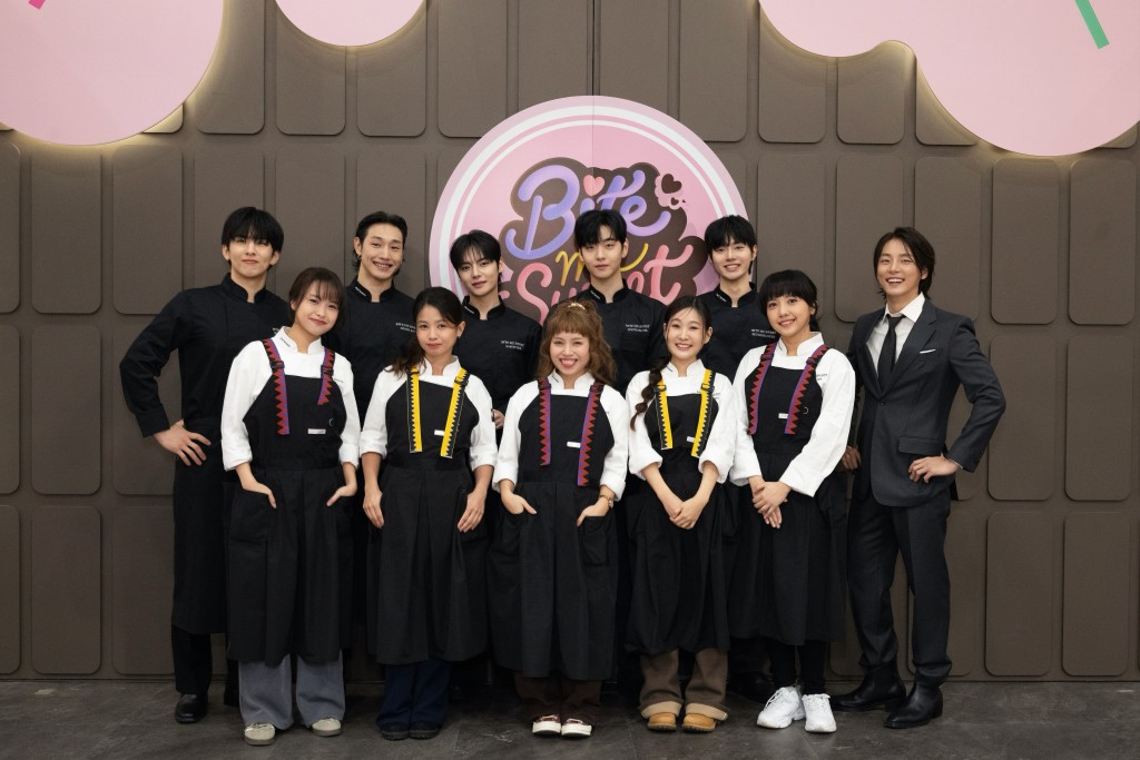 一眾參賽者與一眾韓國靚仔合照。