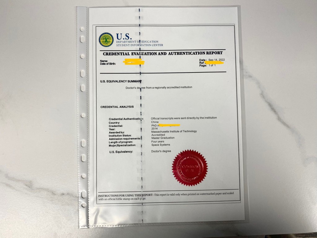 「留学谘询」人员向记者发送美国教育部学生学籍与成绩认证文件的图片。