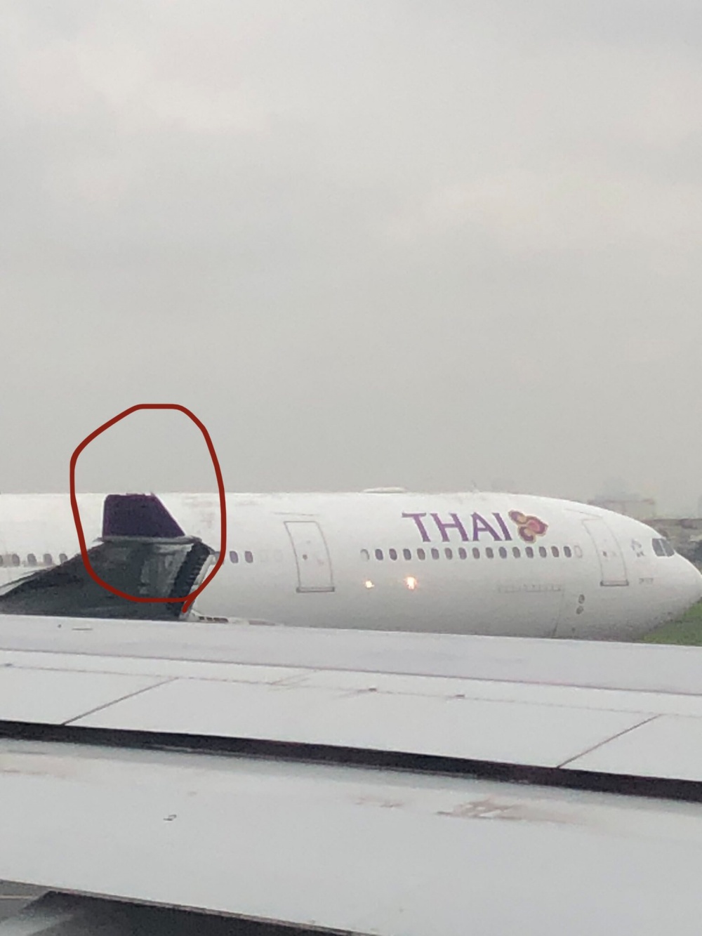 泰國航空的機翼有部分缺損。twitter