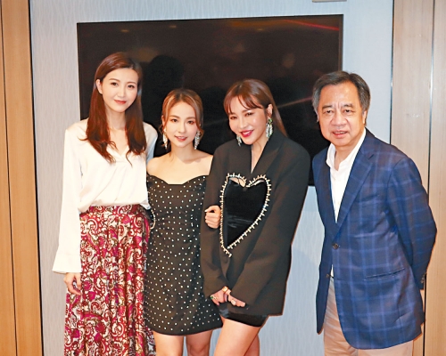 ■谷婭溦喜奪金唱片，獲好友吳若希、表姐胡曦文和公司高層何麗全祝賀。