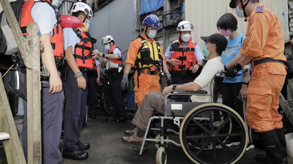 圖示居民模擬被困及致電求助後，警務處和民眾安全服務隊派員拯救。 政府圖片