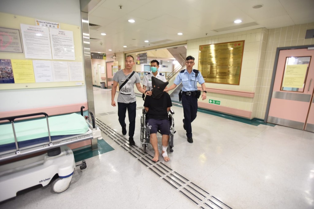 被捕男子腳部受傷。