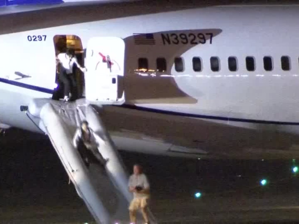 聯合航空客機在關西機場緊急降落，乘客利用逃生滑梯疏散。路透社