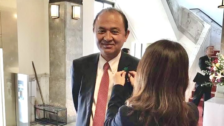 日本山梨縣議員飯島修在JR站自助證件相機內小便，遭警調查。 fb / 飯島修