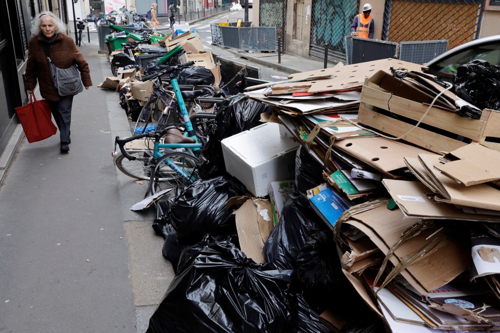 法國清潔工罷工10日，巴黎街頭堆積垃𤆣排滿整條街。 路透社
