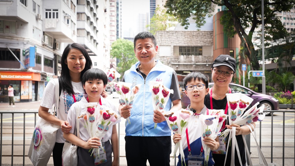 他向媽媽送上手工花並表示,「媽咪,我多謝你多年來爲我付出咁多,為我遮風擋雨,我愛你!」 他向媽媽送上手工花並表示,「媽咪,我多謝你多年來爲我付出咁多,為我遮風擋雨,我愛你!」