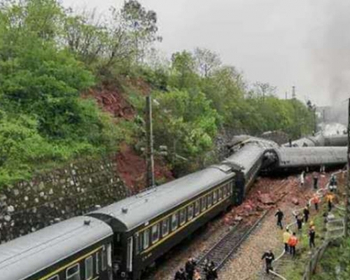 受連日降雨影響,京廣線馬田墟至棲鳳渡站發生泥石流,令一列火車出軌。(網圖)