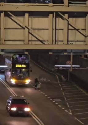 巴士停車讓老人家過路。fb 車cam L（香港群組）BrightLion5852