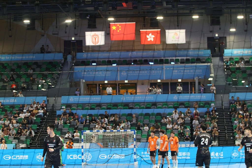 今次全運會首次由粵港澳合辦，場上也掛上三地的旗幟。徐嘉華攝