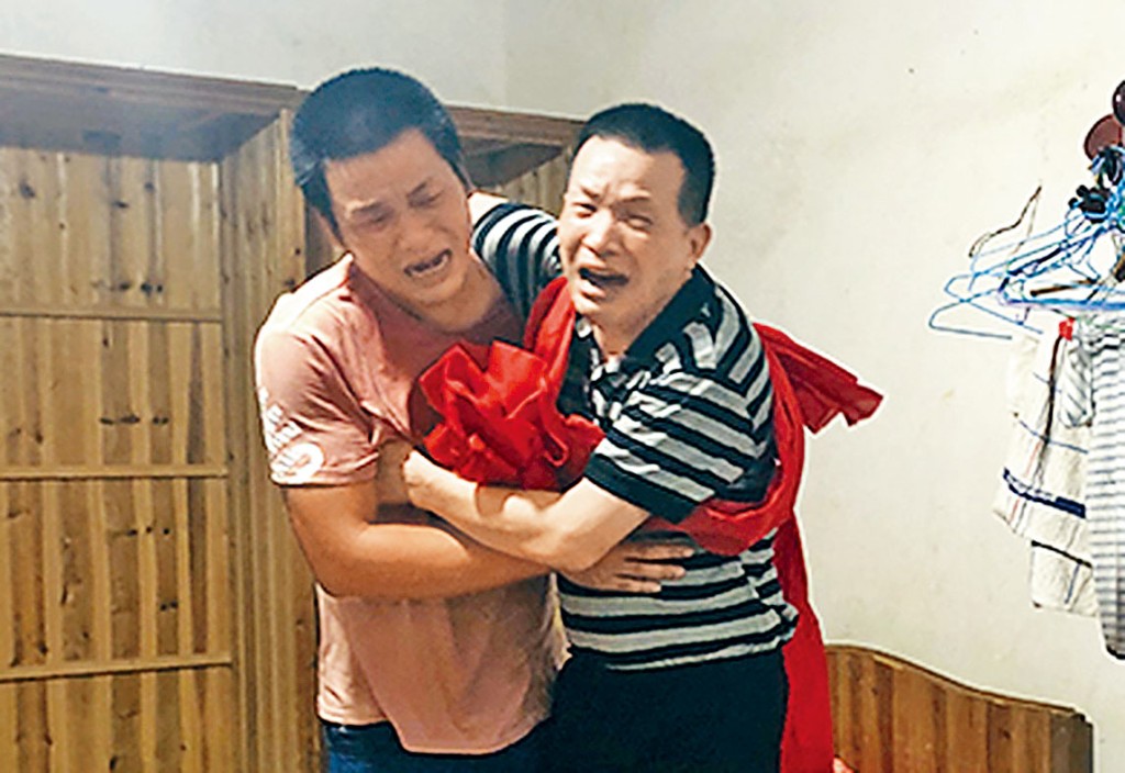 張玉環回到家，激動和兒子擁抱。　