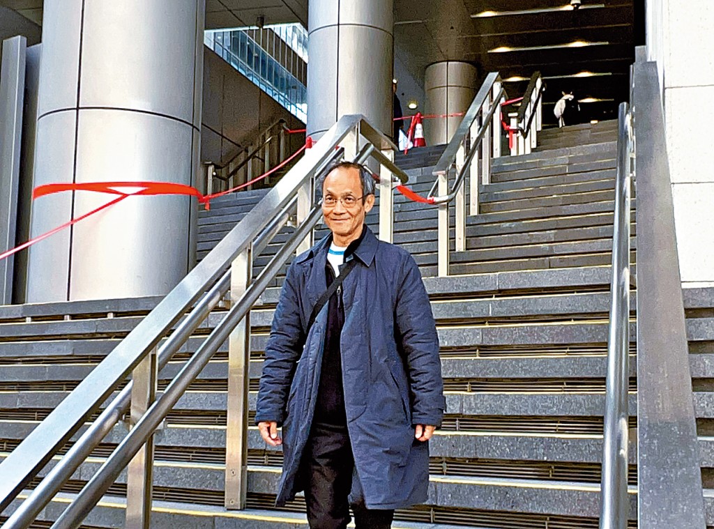 鍾庭耀第二度被國安處人員帶返警署協助調查，其後離開。