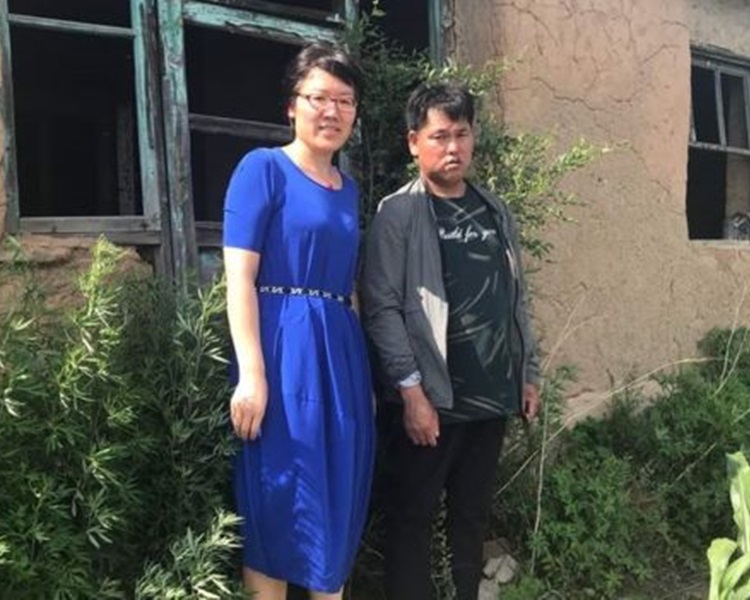 其代表律師屈振紅(左)。網圖