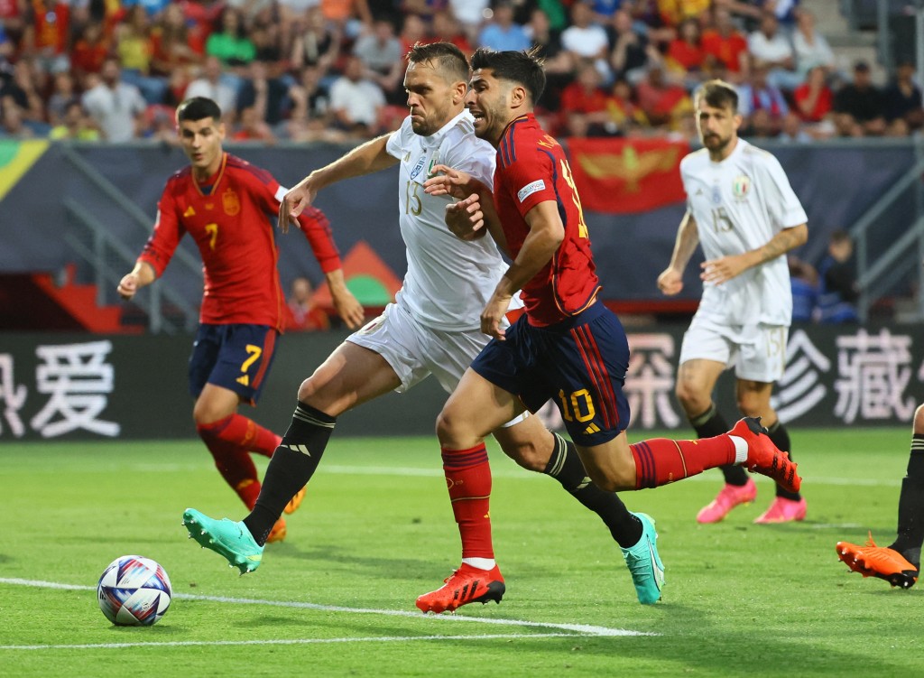 西班牙(红衫)2:1淘汰意大利打入欧国联决赛。REUTERS