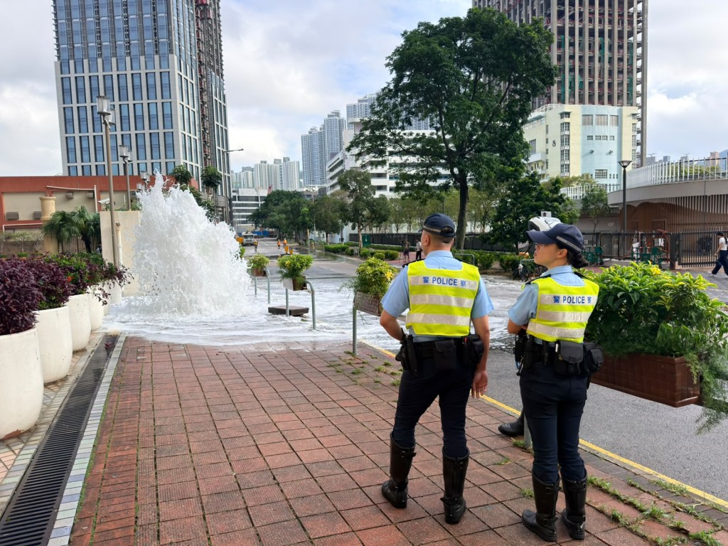 警方接報到場後，聯絡水務署人員到場處理。梁國峰攝
