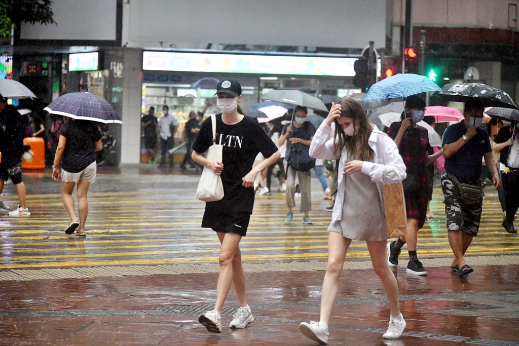 天文台在下午6時15分改發黃色暴雨警告。