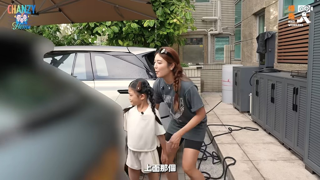 單文柔指導女兒由車頂開始噴水。 單文柔指導女兒由車頂開始噴水。