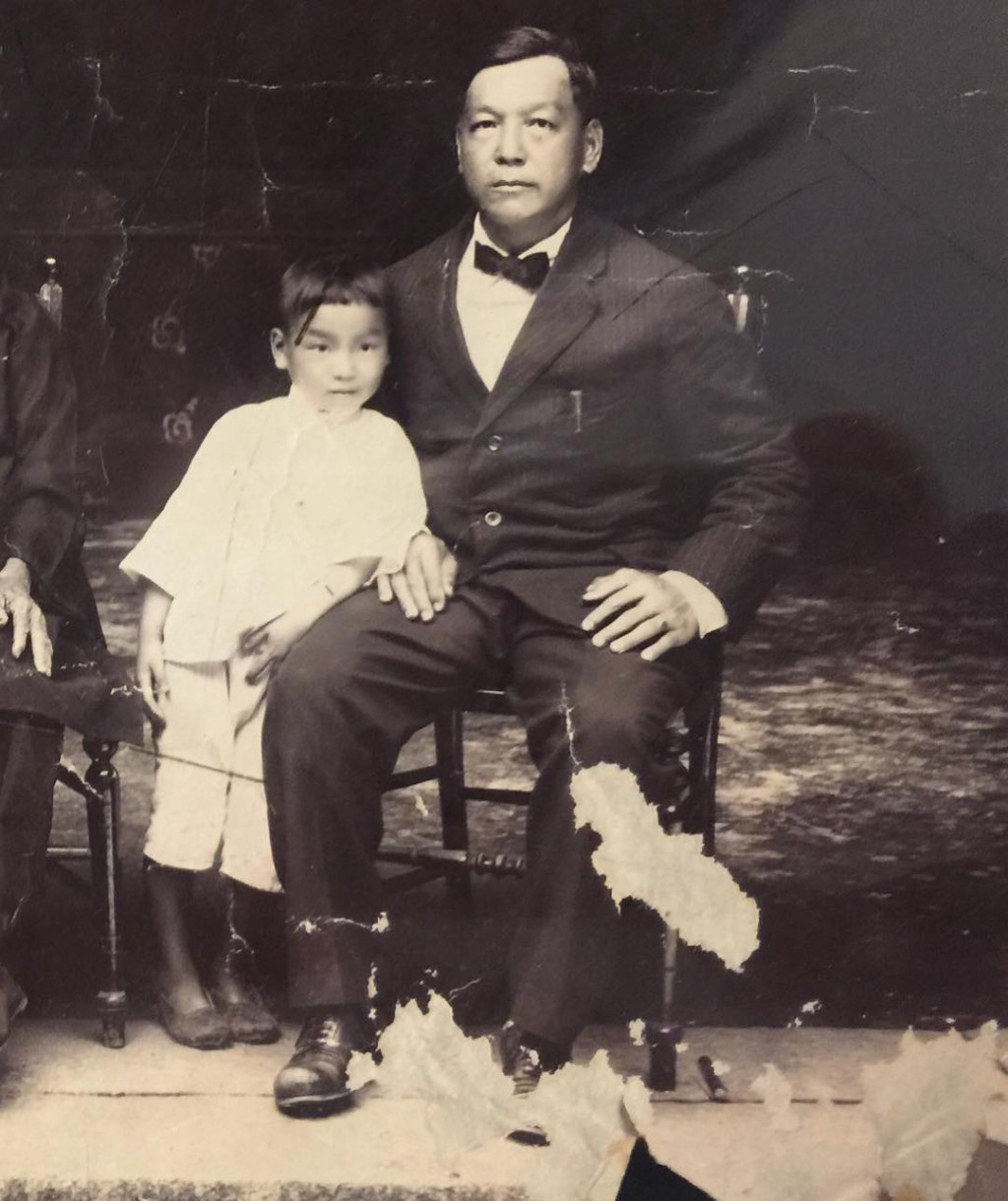 亦曾分享父親小時候與祖父合照。