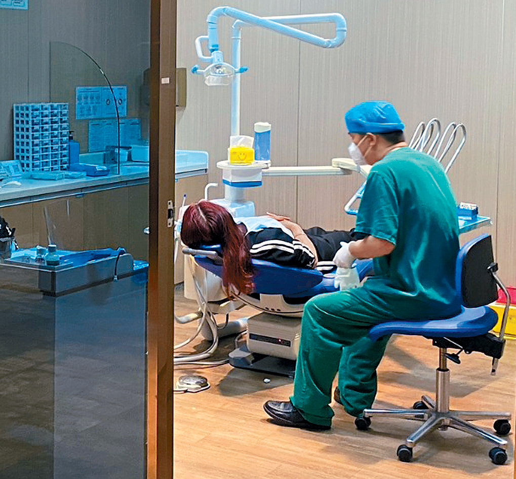 衞生署為實習牙科醫生安排為期兩星期的入職培訓時，已向他們清楚講解必須嚴格遵守的專業操守和行為守則。資料圖片