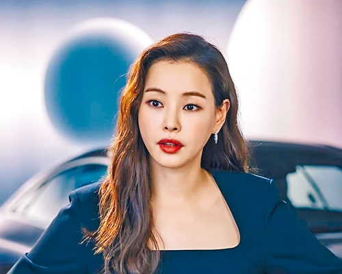 李荷妮主演的《One the Woman》收視有佳績，再爆出新戀情，雙喜臨門。